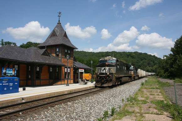 Norfolk Southern eastbound at Tuxedo Station