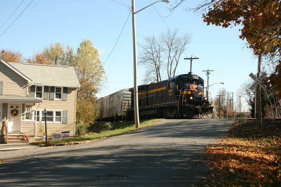 ESPN 7811 and foliage at Greycourt Ave Xing